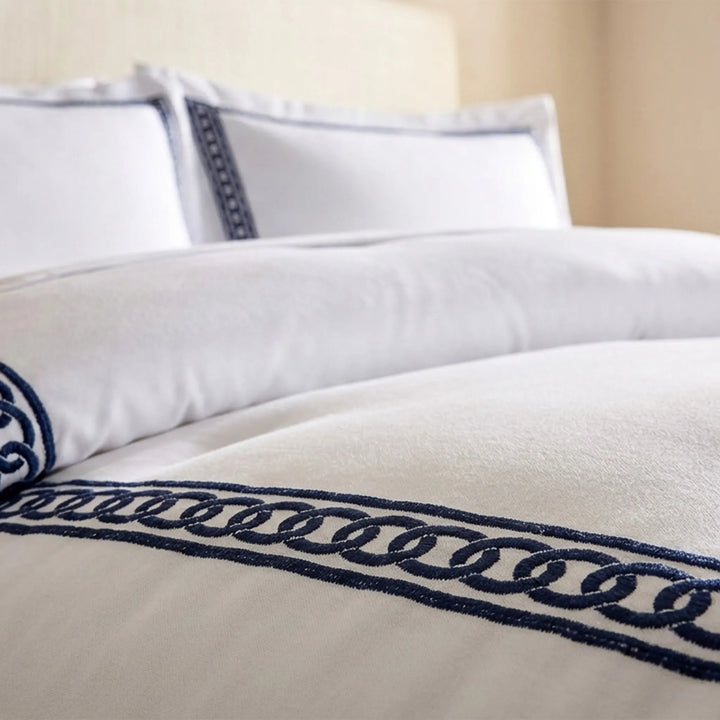 LOEWS KING 1PC COMFORTER 260*240CM FILLING 300GSM 2 PCS PILLOW CASE 50*75+5CM*2 WHT الألحفة
